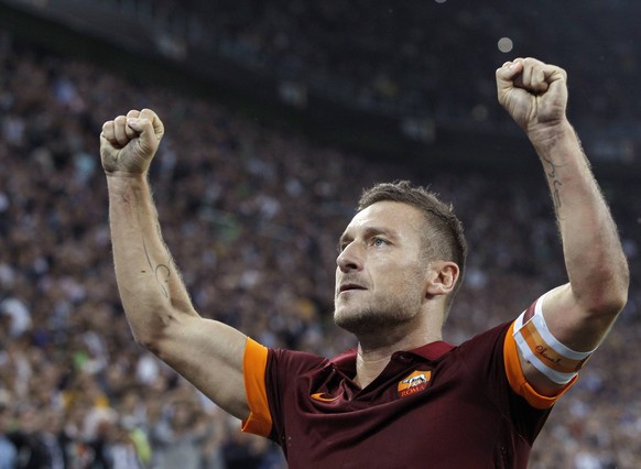 Wie eine Statue: Francesco Totti bejubelt seinen Treffer.