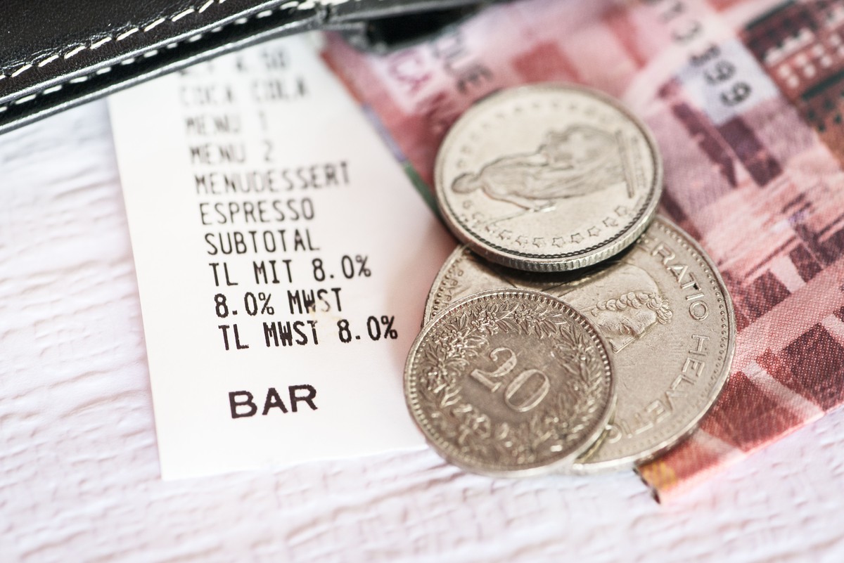 ARCHIV --- ZUM THEMA EIN ZUSAETZLICHES MEHRWERTSTEUERPROZENT FUER DIE AHV, STELLEN WIR IHNEN FOLGENDES BILD ZUR VERFUEGUNG --- Angabe der Mehrwertsteuer MwSt auf einer Rechnung eines Restaurants am 12 ...