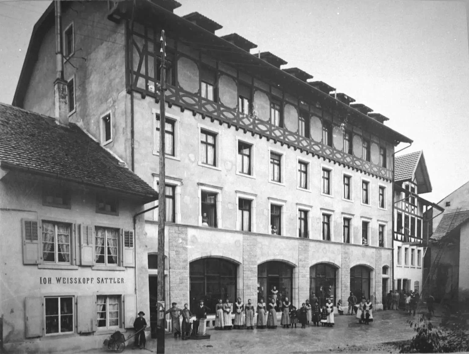 Die Angestellten posieren für das Foto vor dem neu gebauten Warenhaus, 1903.
https://www.agnhs.ch/sammlungAgnhs