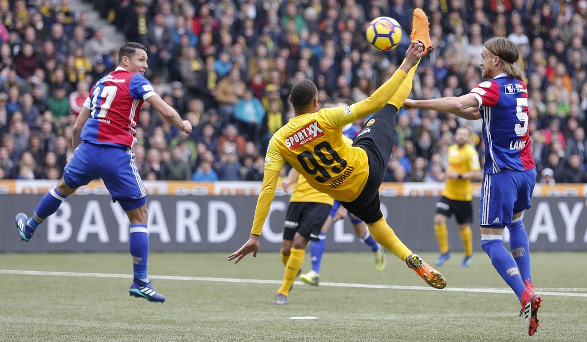 Bern's Guillaume Hoarau scores the 1-0 next to Basel's Michael Lang, right, and Basel's Marek Suchy, left, during a Super League match between BSC Young Boys Bern and FC Basel, Monday,  ...