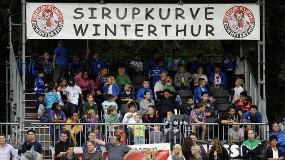 Betretenes Schweigen in der Sirupkurve Winterthur, im Fussballspiel der ersten Cup Hauptrunde FC Toess gegen den Grasshopper Club Zuerich, am Samstag, 17. September 2011, im Stadion Schuetzenwiese in  ...