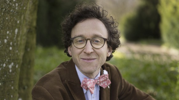 Portrait of Thomas Meyer, Swiss author and artist, taken at the cemetery Sihlfeld in Zurich, Switzerland, on February 12, 2016. (KEYSTONE/Gaetan Bally)

Thomas Meyer, Schriftsteller und Kuenstler, por ...