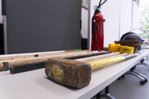 An der Medienkonferenz zur unbewilligten Palaestina-Kundgebung vom Samstag 11. Oktober 2025 in Bern liegen auf einem Tisch Gegenstaende und Material, die von den Demonstrierenden gezuendet oder verwen ...