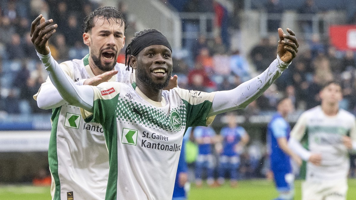 Die Spieler von St. Gallen mit Aliou Balde, vorne, feiern das Penalty Tor zum 1:1beim Super League Meisterschaftsspiel zwischen dem FC Luzern und dem FC St. Gallen vom Sonntag, 12. April 2026 in Luzer ...