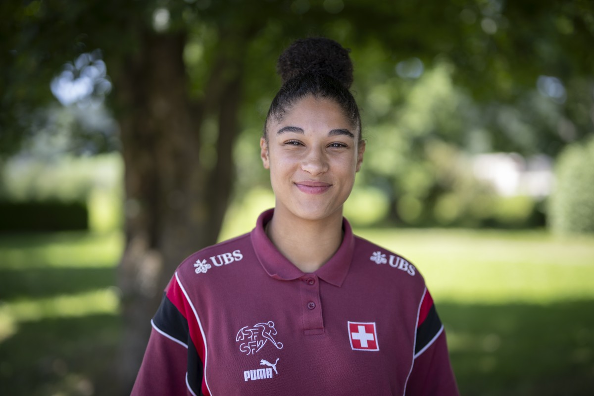 Sydney Schertenleib, aufgenommen waehrend einem Medientermin der Schweizer Frauen Fussball Nationalmannschaft vor der UEFA Women's EURO 2025, am Dienstag, 24. Juni 2025 auf der Sportanlage Spiser ...