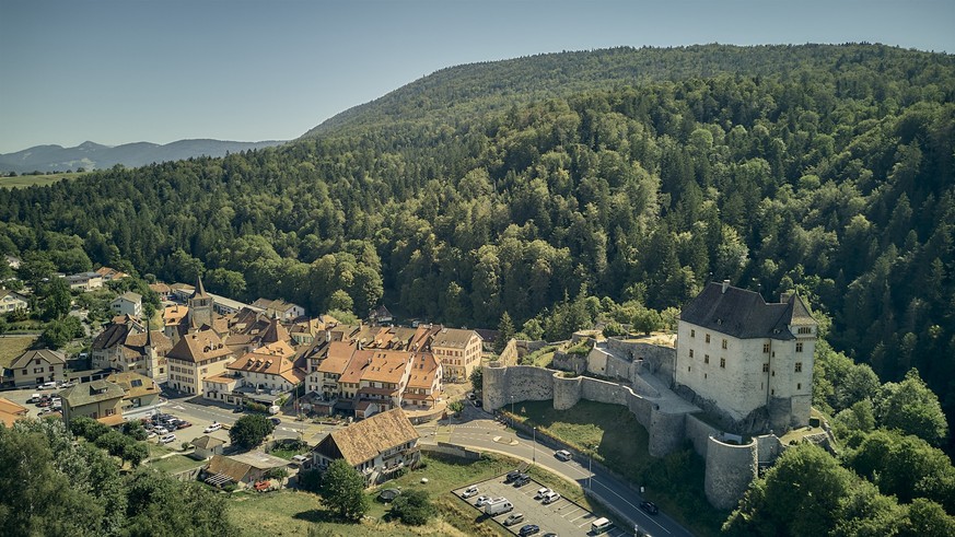 An aerial view of the village of Valangin and its castle. Rauszeit Wundersame Orte der Schweiz Spezielle Orte