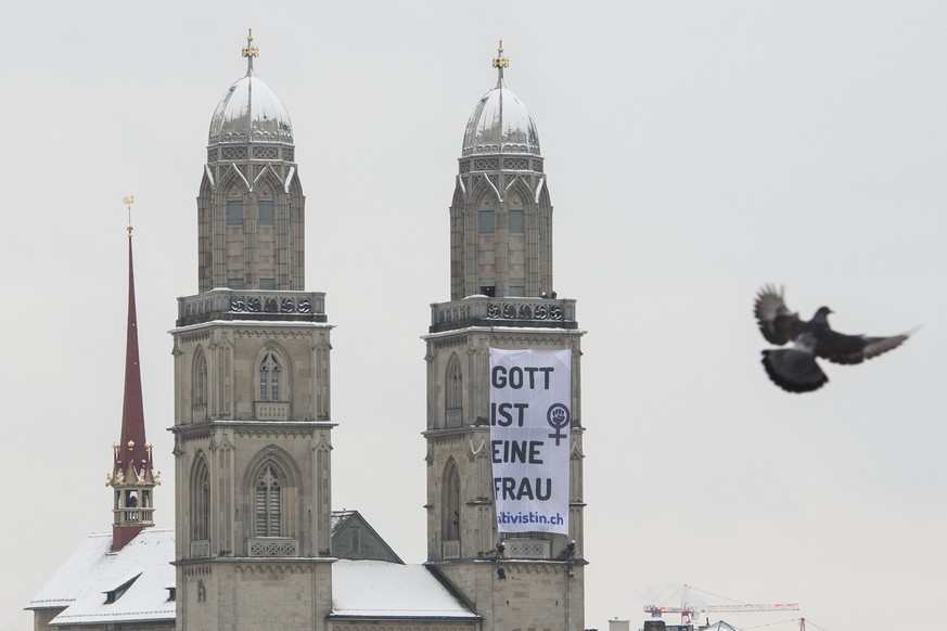 Plakat am Tag der Frau am Grossmünster in Zürich.