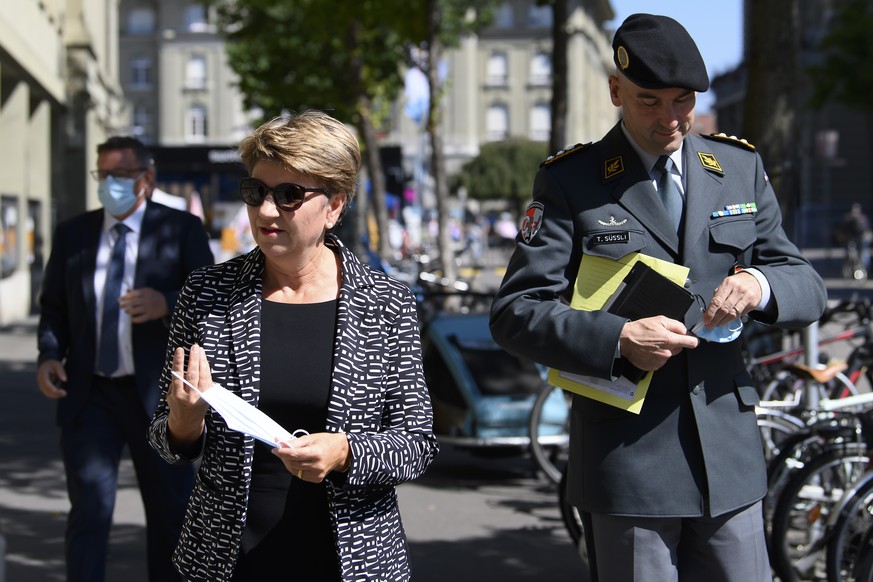 Bundesraetin Viola Amherd, links, und Thomas Suessli, Chef der Armee, rechts, schreiten zur einer Medienkonferenz ueber eine Staerkung der militaerischen Cyber-Abwehr und das neue Kommando Cyber fuer  ...