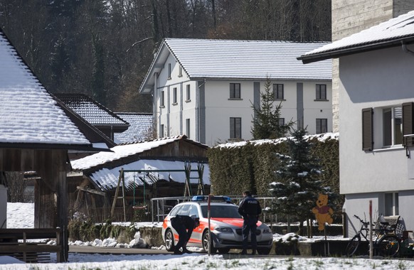 ARCHIV  ZUM AUFTAKT DER BERUFUNGSVERHANDLUNG IM FALL MALTERS AM MITTWOCH, 23. AUGUST 2018, STELLEN WIR IHNEN FOLGENDES BILDMATERIAL ZUR VERFUEGUNG -- Eine Person hat sich seit Dienstag in einem Haus  ...