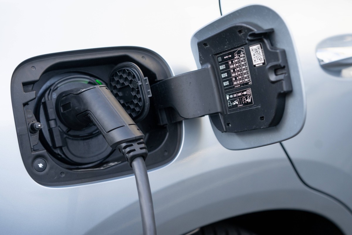 Mercedes Benz E-Mobilit�t - Ladestutzen an Electroauto des Herstellers Daimler EQC - Stromanschluss f�r Verbindung zur Lades�uleMercedes Benz E-Mobilit�t - Ladestutzen an Electroauto des Herstellers D ...