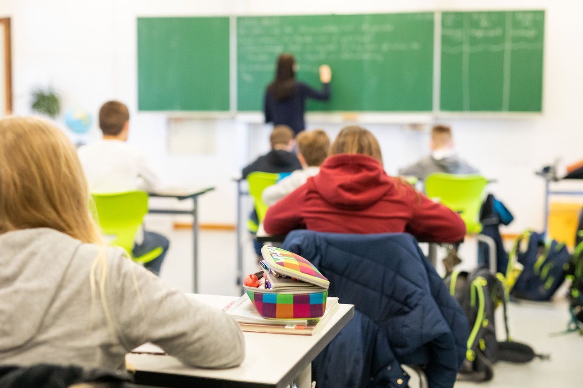 ARCHIV - 15.03.2021, Baden-Württemberg, Heitersheim: ILLUSTRATION - Schülerinnen und Schüler sitzen während des Unterrichts in ihrem Klassenzimmer. Das Zentrum für Schulqualität und Lehrerbildung (ZSL ...