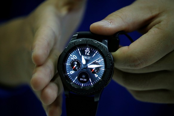 An employee shows a Samsung Electronics&#039; Gear S3 Classic during Korea Electronics Show 2016 in Seoul, South Korea, October 27, 2016. REUTERS/Kim Hong-Ji