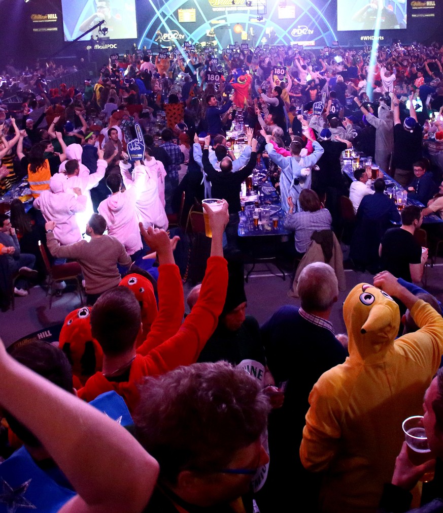 Ein Mix aus Oktoberfest und Fasnacht – und weit weg fliegen Pfeile auf eine Scheibe