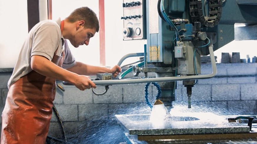 Young Ukrainians can complete their apprenticeship in Switzerland, but there is a catch: Putin wants to ban words en masse