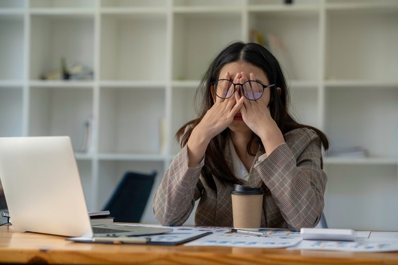 Frau mit Stress am Arbeitsplatz