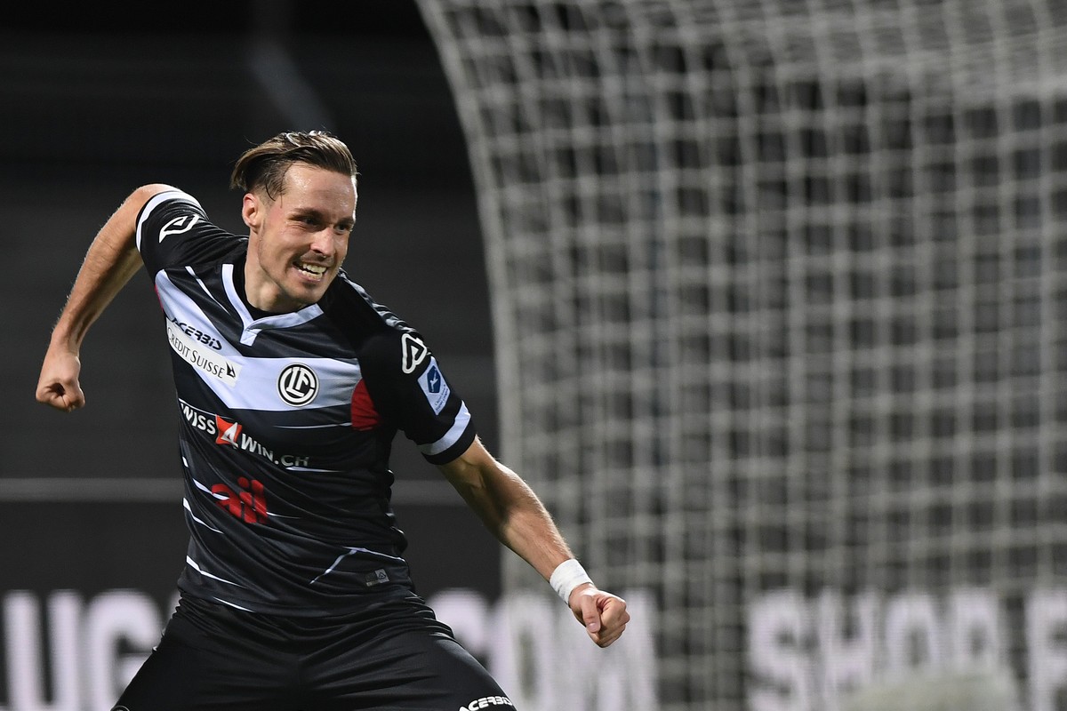 Lugano's player Michael Facchinetti celebrates the 2-0 goal, during the Super League soccer match FC Lugano against FC Sion, at the Cornaredo stadium in Lugano, on Sunday, 5 December 2021. (KEYST ...