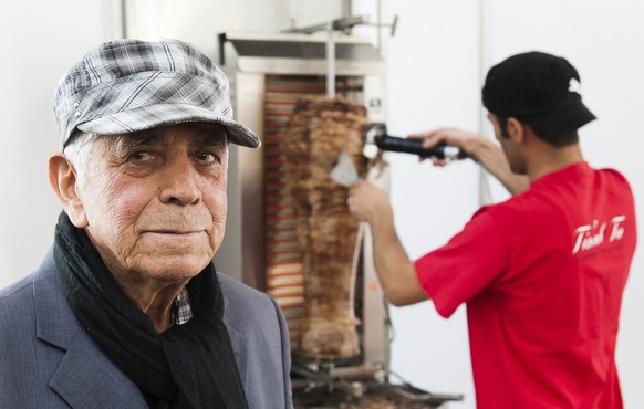 Der Erfinder des Doener Kebab in Deutschland, Kadir Nurmann, posiert am Samstag (24.09.11) in Berlin auf der Messe DOeGA. 1972 habe der heute 78-Jaehrige den ersten Doener am Bahnhof Zoo in Berlin ver ...