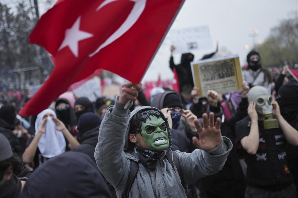 Protesters face off riot policemen during a protest after Istanbul's Mayor Ekrem Imamoglu was arrested and sent to prison, in Istanbul, Turkey, Sunday, March 23, 2025. (AP Photo/Francisco Seco)
T ...