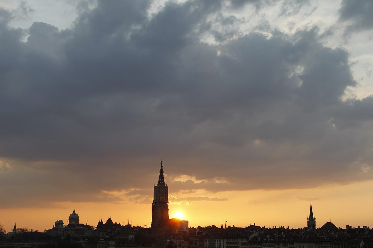 Sonnenuntergang in Bern am 18. April 2010: &nbsp;Die Aschepartikel lassen die Luft anders brechen – die Sonnenuntergänge sind gemäss Meteorologen roter als üblich.