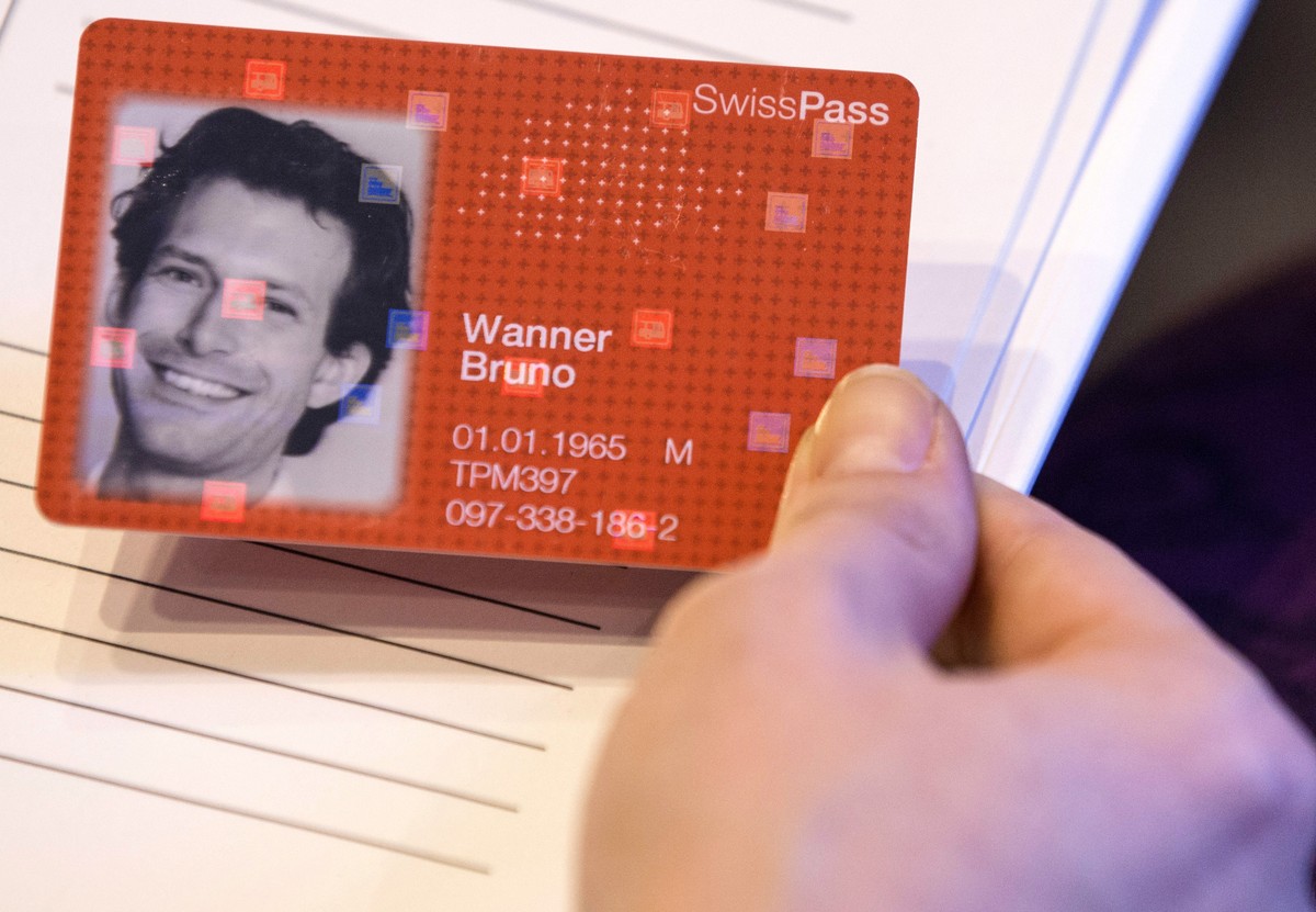 Der SwissPass ist zu sehen an einer Medienkonferenz in Bern am Dienstag, 10. Maerz 2015. Eine rote Chipkarte namens "SwissPass" ersetzt ab August die GA- und Halbtax-Karten. Ab 2016 sollen a ...