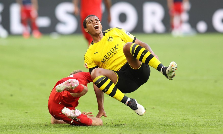 Sport Bilder des Tages Fussball: 1. Bundesliga: Saison 19/20: 28. Spieltag, 26.05.2020, BVB,Borussia Dortmund - FC Bayern M�nchen, Foul an Manuel AKANJI, BVB Sport: Fussball: 1. Bundesliga: Saison 19/ ...