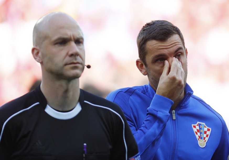 Darijo Srna (r.) wischt sich nach der Hymne die Tränen ab.