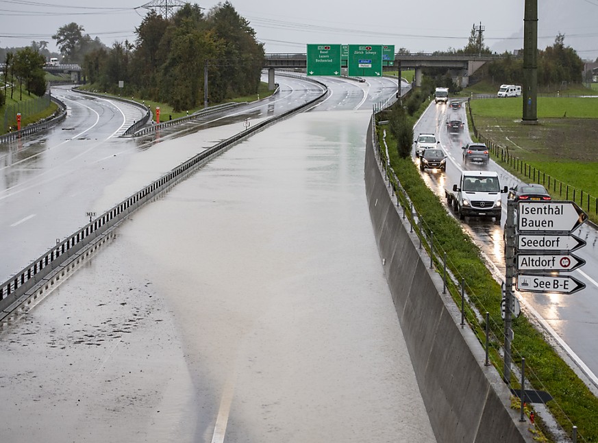 Die Autobahn A2 zwischen Beckenried NW und Erstfeld UR ist wegen Hochwasser gesperrt.