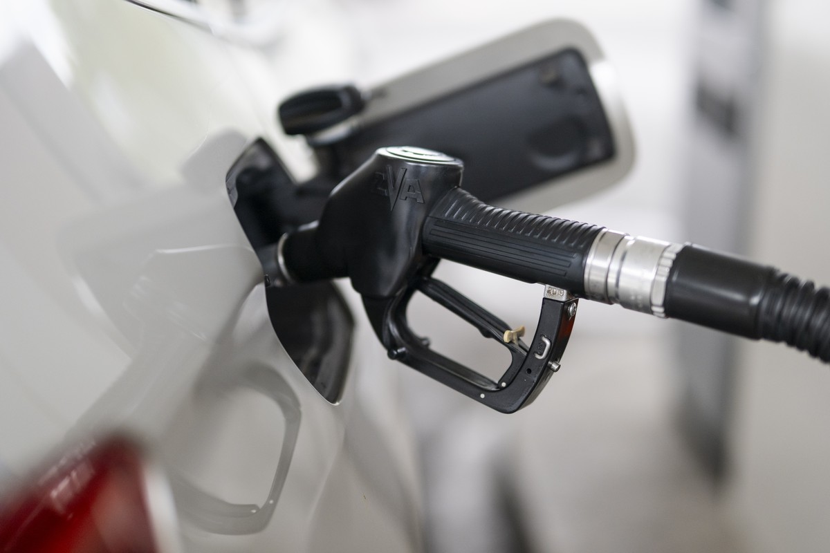 Eine Diesel Zapfpistolen an einem Auto am tanken, aufgenommen am Freitag, 18. September 2026 in Zuerich. Aufgrund anhaltender Spannungen auf den globalen Rohoelmaerkten hat der durchschnittliche Diese ...