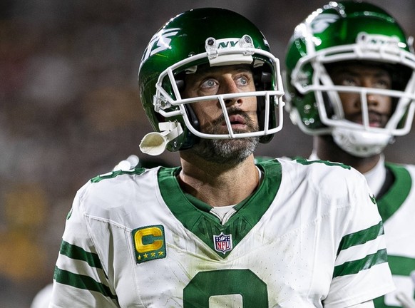 PITTSBURGH, PA - OCTOBER 20: New York Jets quarterback Aaron Rodgers 8 looks on during the regular season NFL, American Football Herren, USA football game between the New York Jets and Pittsburgh Stee ...