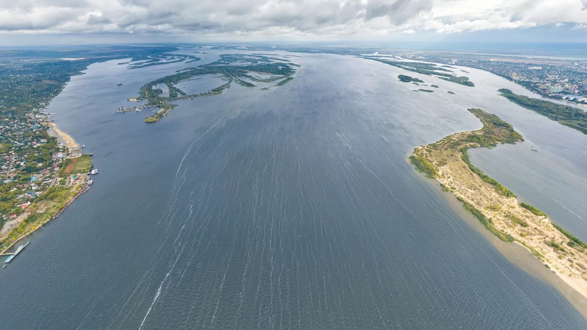 Le fleuve Volga sépare les deux grandes villes russes d'Engels et de Saratov. La Russie est confrontée ici à une «apocalypse des eaux usées», symptomatique du système Poutine.