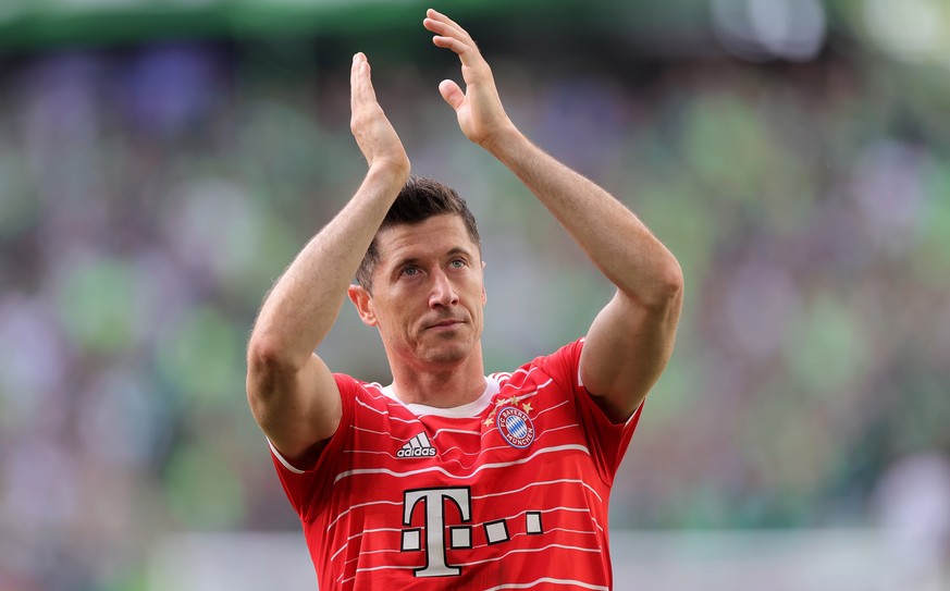 epa09946939 Bayern&#039;s Robert Lewandowski applauds fans after the German Bundesliga soccer match between VfL Wolfsburg and FC Bayern Muenchen in Wolfsburg, northern Germany, 14 May 2022. EPA/FRIEDE ...