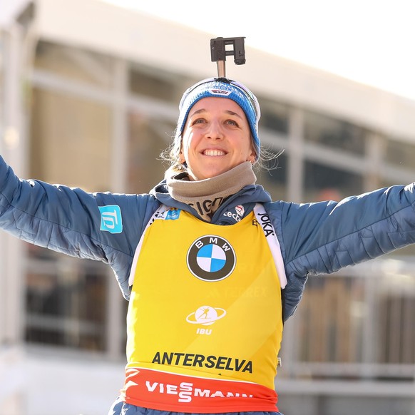 epa11851597 Third placed Franziska Preuss of Germany celebrates on the podium after the Women&#039;s 10km Pursuit race at the IBU Biathlon World Cup in Antholz/Anterselva, Italy, 25 January 2025. EPA/ ...