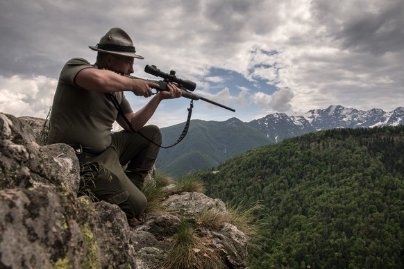 ARCHIVBILD ZUR MK DES KOMITEES &quot;WIRTSCHAFT SAGT JA ZUM WAFFENRECHT&quot;, AM DONNERSTAG, 28. MAERZ 2019 - Jaeger Nenad R. in den Huegeln von Comino, ein Teil des &quot;Parco Nazionale del Locarne ...