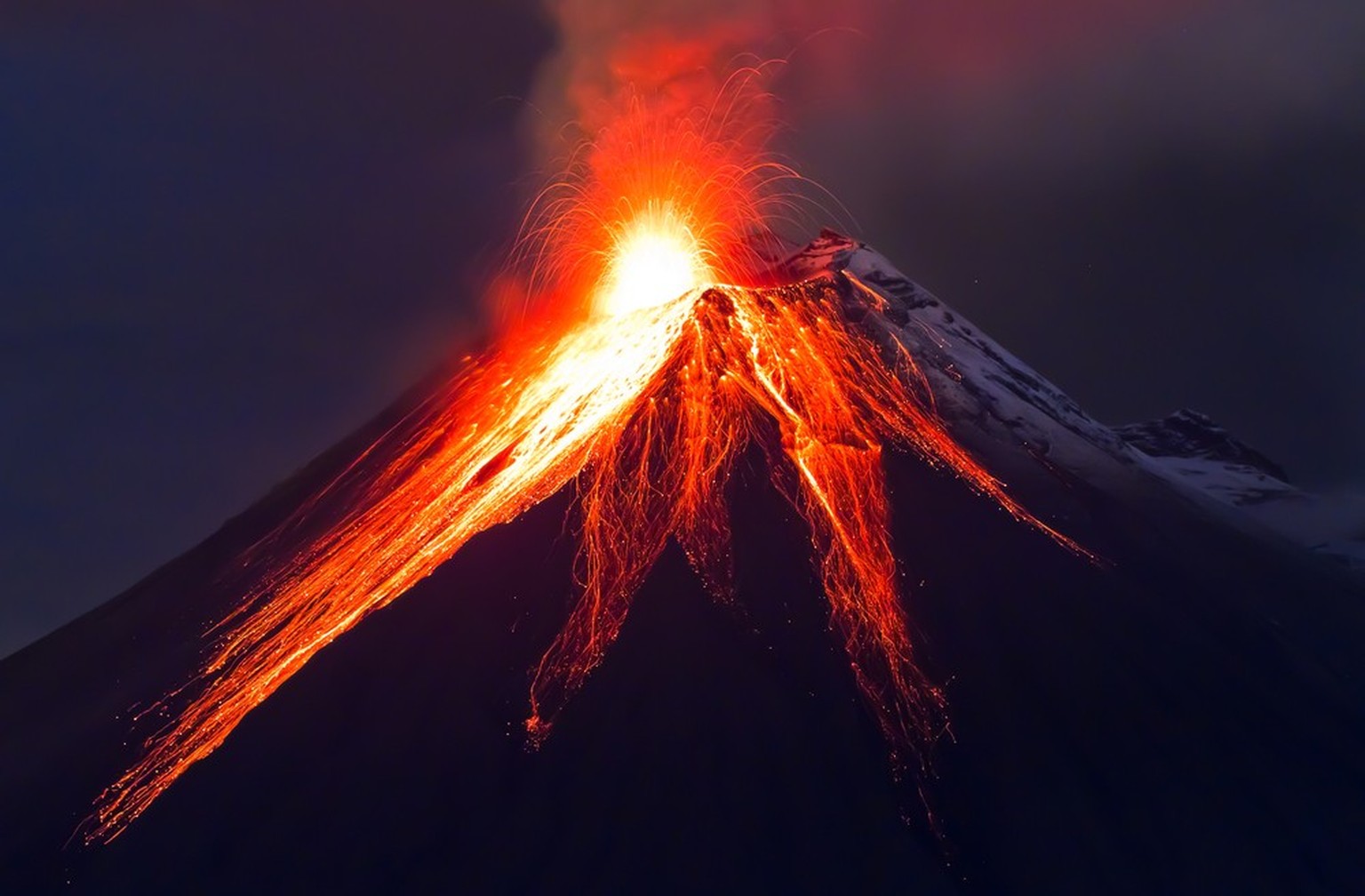Vulkan Stromboli, Eruption bei Nacht aufgenommen.