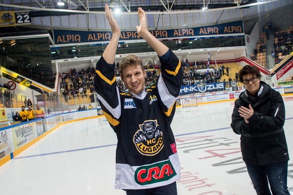 Damien Brunner, Neuzugang des HC Lugano, präsentiert sich im Shirt seines neuen Arbeitgebers &nbsp;zusammen mit Lugano Praesidentin Vicky Mantegazza vor dem Spiel gegen den ehemaligen Arbeitgeber EV Z ...