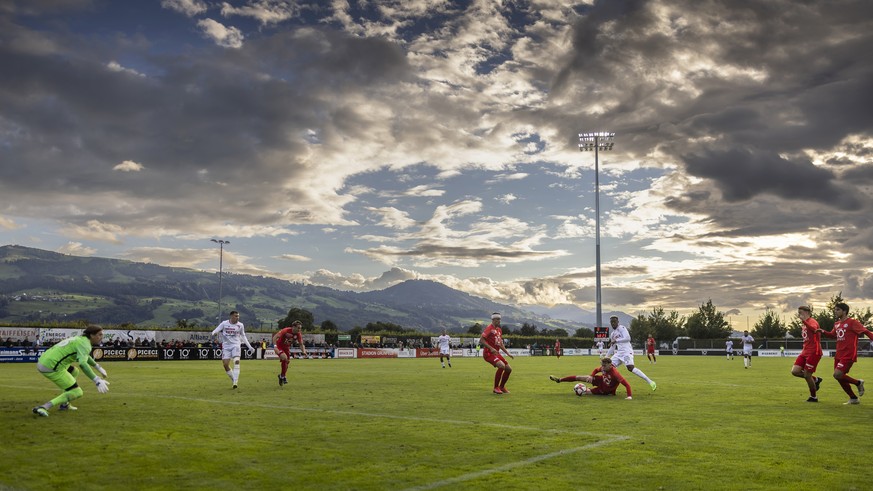 FC Sions Wylan Cyprien, Mitte rechts, spielt um den Ball mit FC Rapperswil-Jona Timo Harperink, Mitte links, im Schweizer Fussball Cup 1/16 Finalspiel zwischen dem FC Rapperswil-Jona und dem FC Sion a ...