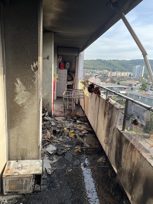 Wegen eines Balkonbrandes hat die Feuerwehr am 24. August 2023 einen Wohnblock in Brugg AG evakuiert.