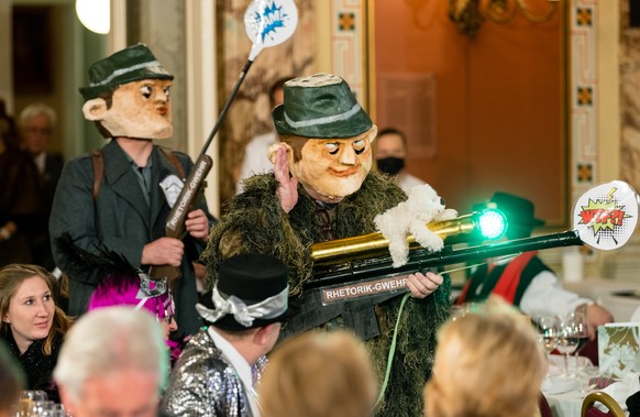 Die Gruppe &quot;MLG-Theaterbuebe&quot; bei ihrem Auftritt an der 2. Komisch Frytig Vaersli-Broenzlete anlaesslich der Luzerner Fasnacht am Freitag, 25. Februar 2022 im Hotel Schweizerhof in Luzern. ( ...