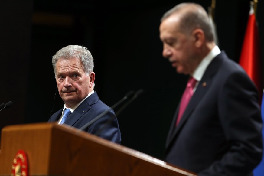 epa10528609 Finland&#039;s President Sauli Niinisto (L) and Turkish President Recep Tayyip Erdogan attend a press conference after their meeting at the presidential palace in Ankara, Turkey, 17 March ...