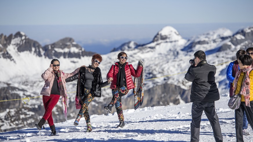 ZU DEN UEBERNACHTUNGSZAHLEN IM ERSTEN HALBJAHR STELLEN WIR IHNEN AM FREITAG, 5. AUGUST 2016, FOLGENDES ARCHIVBILD ZUR VERFUEGUNG - Chinese tourists have fun on Mount Titlis above Engelberg in the Cant ...