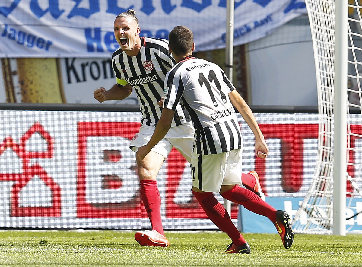 Frankfurt's Alexander Meier, left, celebrates his side's opening goal during a German first division Bundesliga soccer match between Eintracht Frankfurt and FC Schalke 04 in Frankfurt, Germa ...