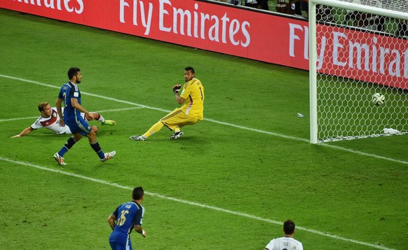 epa04314803 Mario Goetze (back L) of Germany scores the winning goal against Argentinian goalkeeper Sergio Romero (C) of Argentina during the FIFA World Cup 2014 final between Germany and Argentina at ...