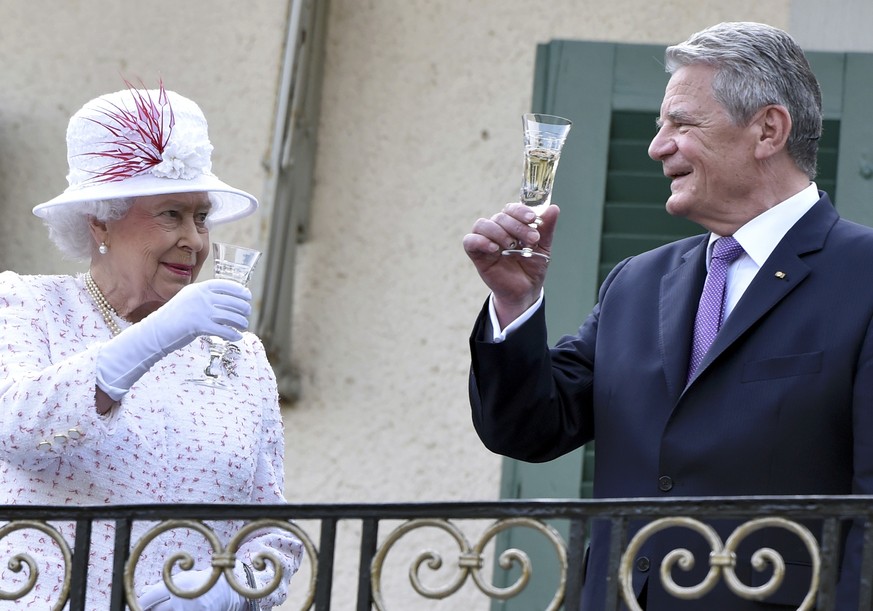 Die Queen auf Goodwilltour in Berlin mit Bundespräsident Joachim Gauck.