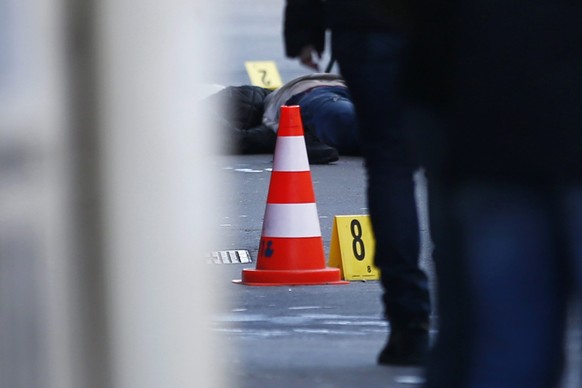 Das Ende: Polizisten erschiessen den Angreifer in Paris.