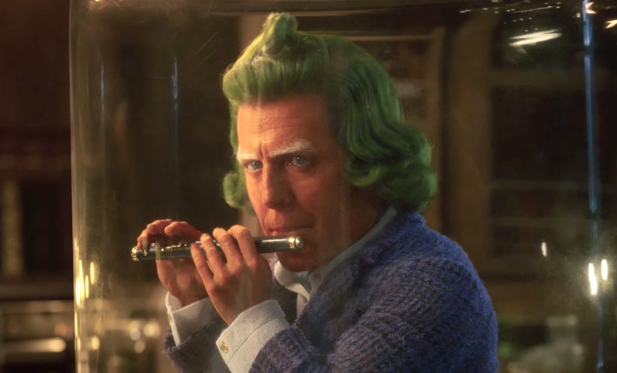 Le Oompa Loompa de Hugh Grant reprend l'esthétique vu dans le film de 1971, où les créatures étaient alors incarnés par des nains maquillés.
