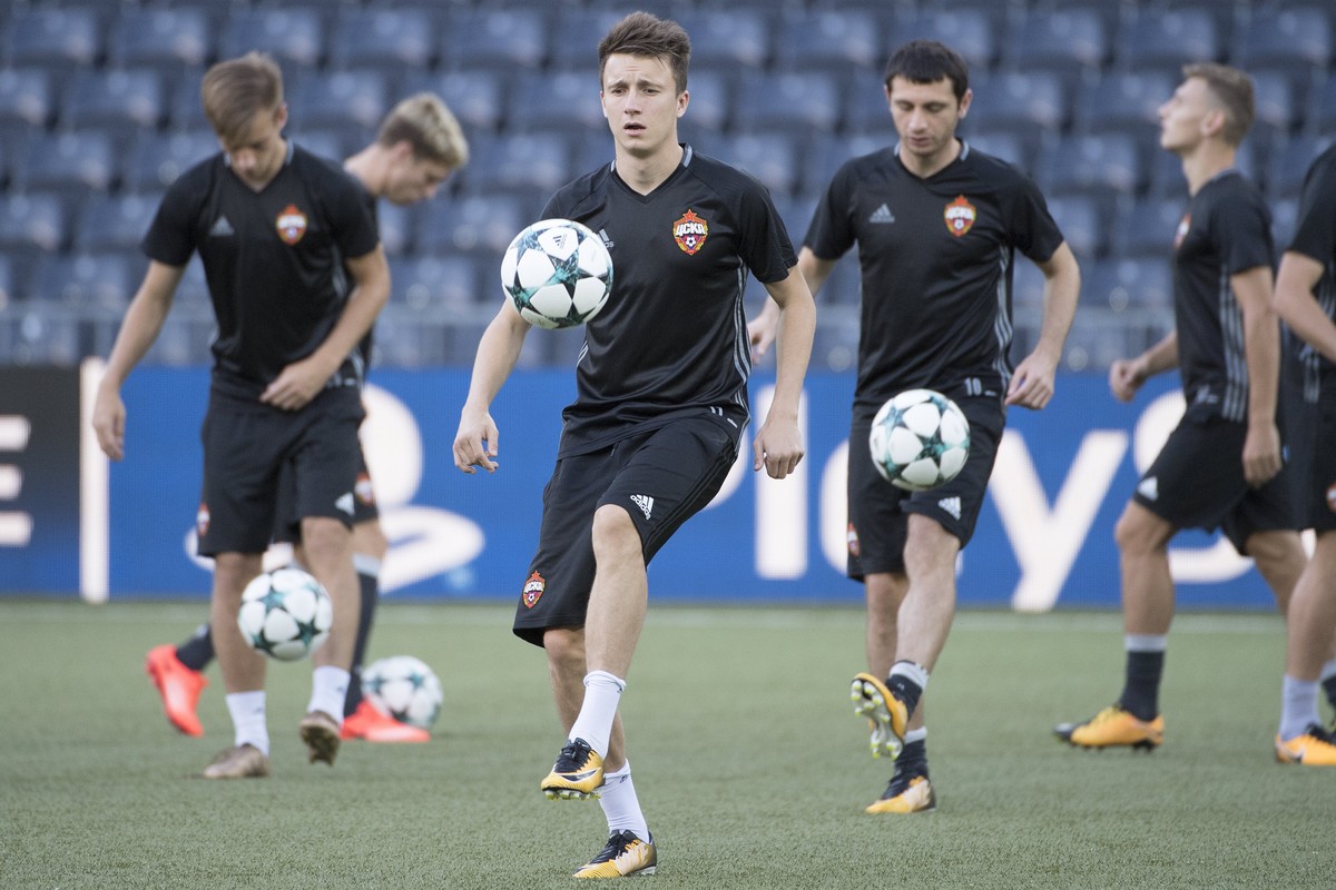 epa06144556 Moscov's Aleksandr Golovin in action during a training session one day prior to the UEFA Champions League playoff match between Switzerland's BSC Young Boys and Russia's ZSK ...
