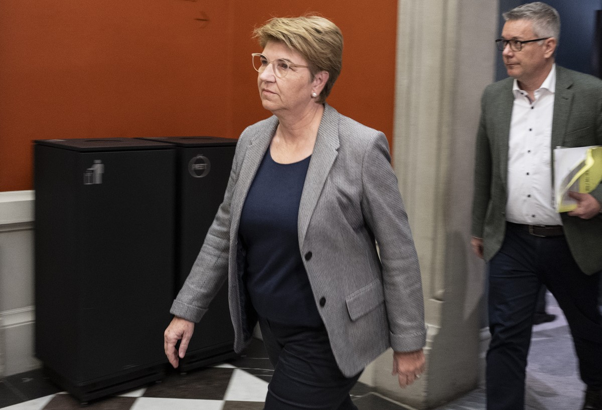 Bundesraetin Viola Amherd schreitet zu einer Anhoerung bei der Sicherheitskommission des Nationalrates SIK-N, am Dienstag, 25. Februar 2025, in Bern. (KEYSTONE/Peter Schneider)