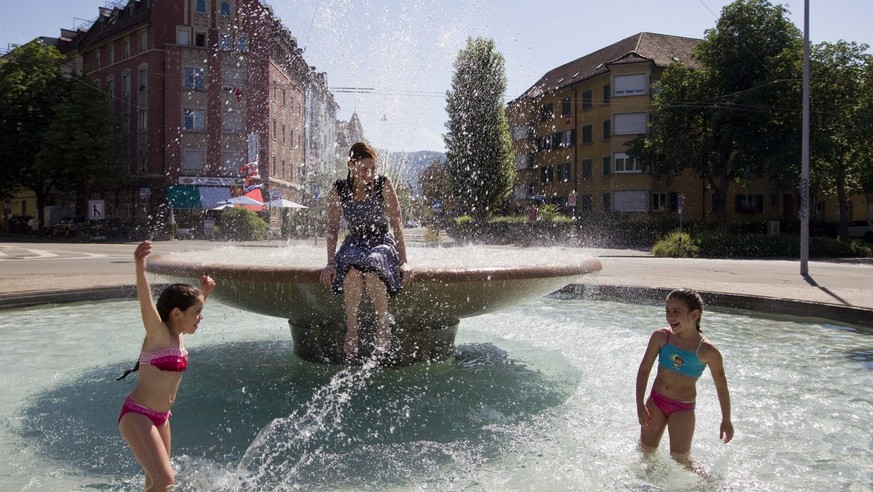 Katja, Mitte, und zwei Maedchen erfrischen sich in einem Brunnen in Zuerich am Donnerstag, 8. Juli 2010. (KEYSTONE/Alessandro Della Bella)

Katja, center, and two girls refresh at a water fountain in  ...