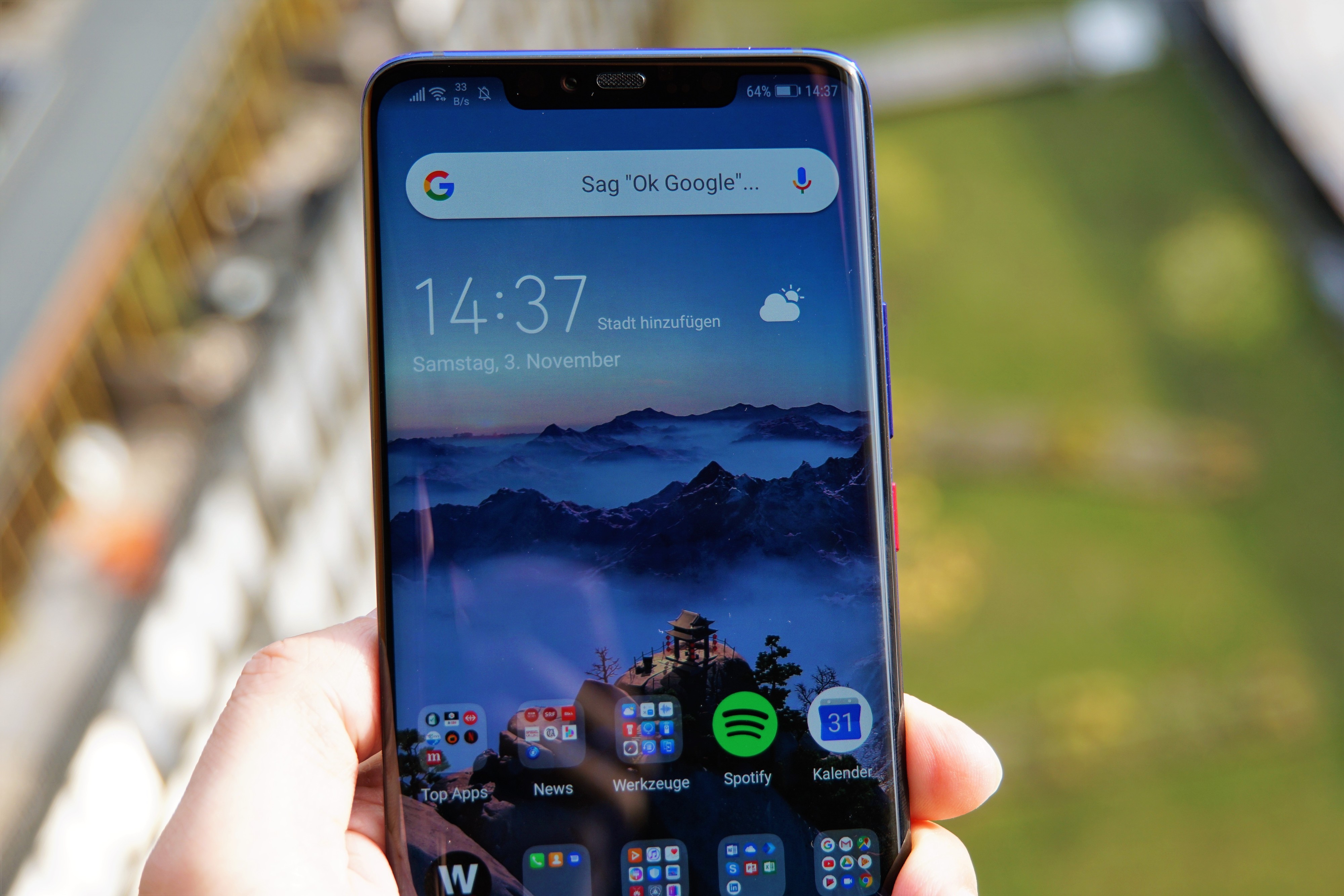 Das Display ist an den Rändern leicht gebogen. Der Design-Trick erweckt fast den Eindruck, man habe es mit einem an den Seiten rahmenlosen Display zu tun.