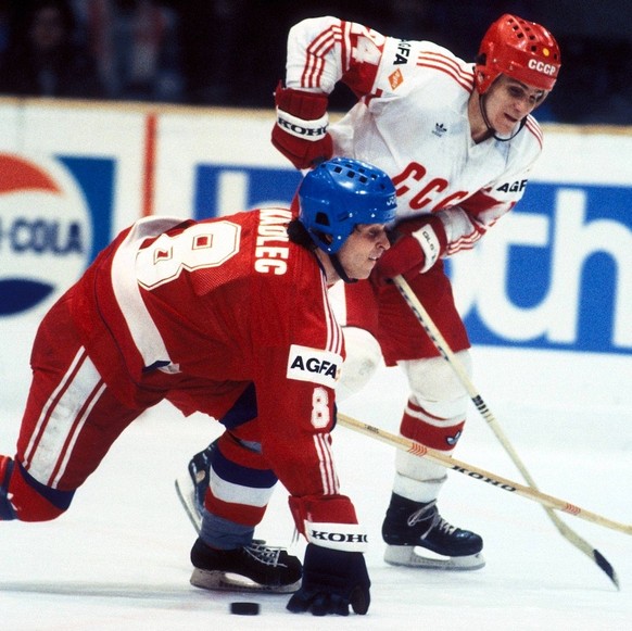 Eishockey-WM 1985 Prag Tschechoslowakei Russland Sowjetunion Sergej Makarov (Sowjetunion, re.) verliert den Puck gegen Drahomir Kadlec (CSSR) Eishockey WM Herren Weltmeisterschaft 1985, Nationalmannsc ...